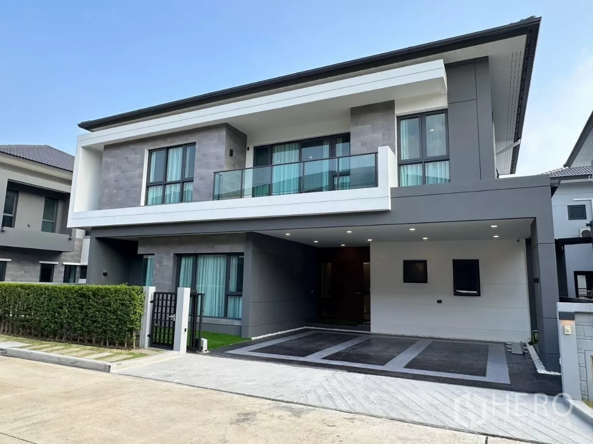 Detached House for rent in Bang Phli, Samut Prakan - Modern two-storey detached house facade in Bang Phli with balcony, carport, and grey-white cladding.