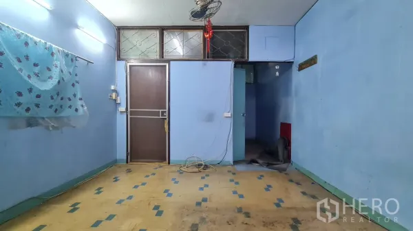 อาคารพาณิชย์ ให้เช่าหรือขายในWatthana, Bangkok - มุมมองห้องโล่งผนังฟ้าไปยังประตูและโถงทางเดิน