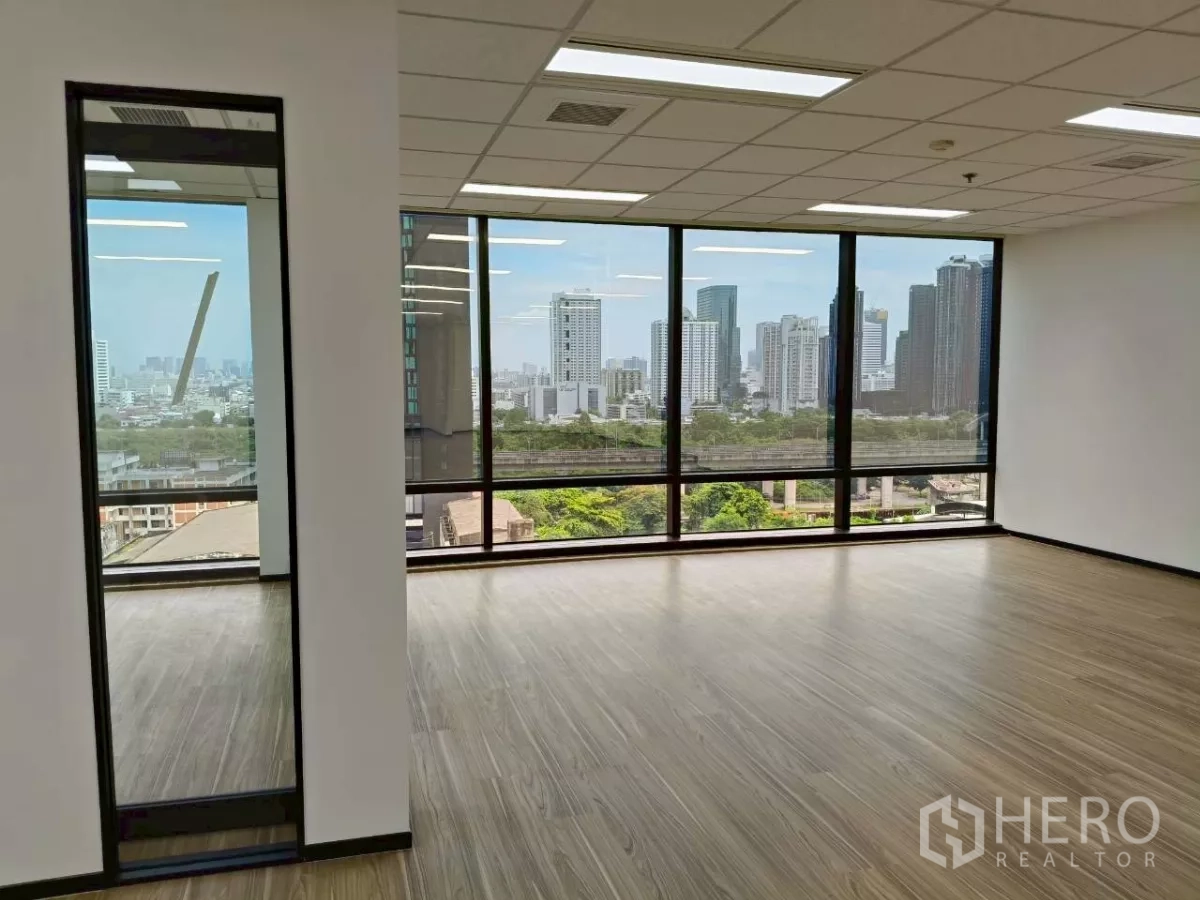 สำนักงาน ให้เช่า - มุมออฟฟิศติดกระจกเต็มบาน มองเห็นพื้นที่สีเขียวและเส้นขอบฟ้ากรุงเทพฯ
