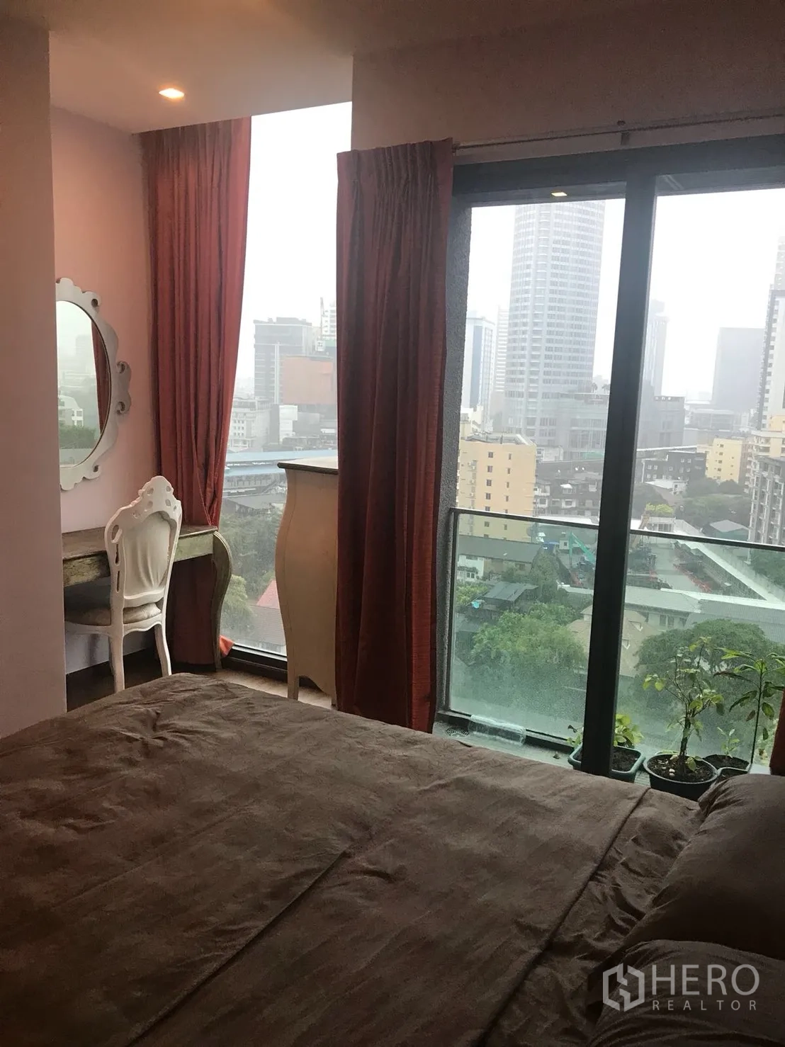 คอนโด ให้เช่าในKhlong Toei, Bangkok - ห้องนอนพร้อมมุมโต๊ะเครื่องแป้งและระเบียงชมวิวเมือง