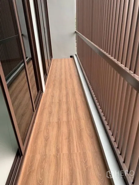 อาคารพาณิชย์ ให้เช่าในSuan Luang, Bangkok - ระเบียงแคบปูพื้นลายไม้ พร้อมระแนงแนวตั้งและประตูกระจกบานเลื่อน