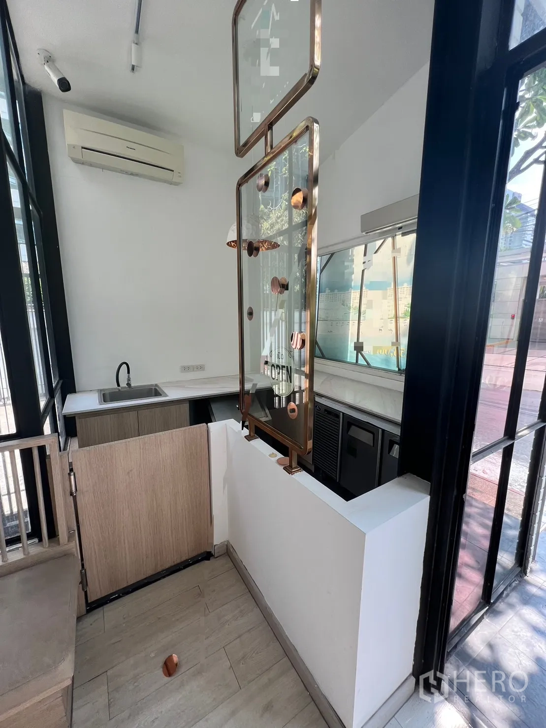 零售空间 出租在Pathum Wan, Bangkok - 紧凑服务吧台，带水槽与展示框，临近大窗并配空调。