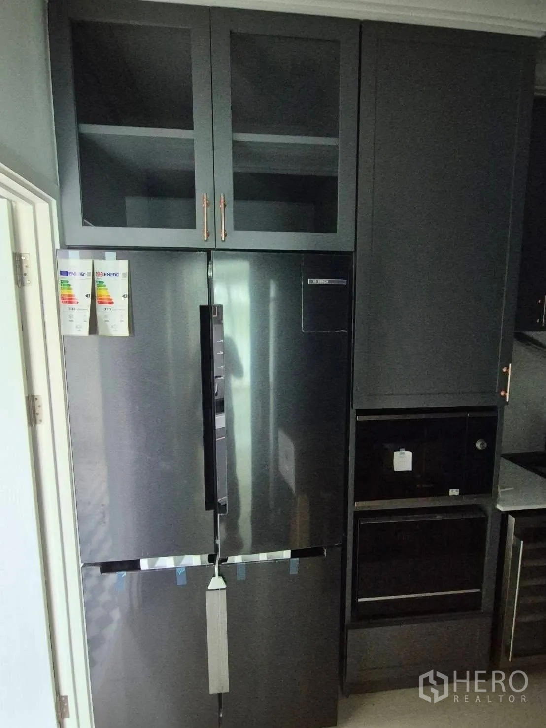 บ้าน ขายในBang Kruai, Nonthaburi - ตู้เย็นบานใหญ่สีเข้ม พร้อมเตาอบบิวต์อินและตู้เก็บของ