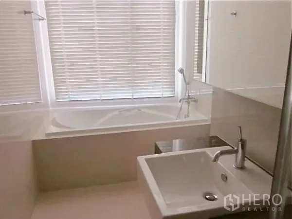 คอนโด ให้เช่าในWatthana, Bangkok - ห้องน้ำสไตล์โมเดิร์น มีอ่างอาบน้ำใต้หน้าต่างมู่ลี่และอ่างล้างหน้าทรงสี่เหลี่ยม