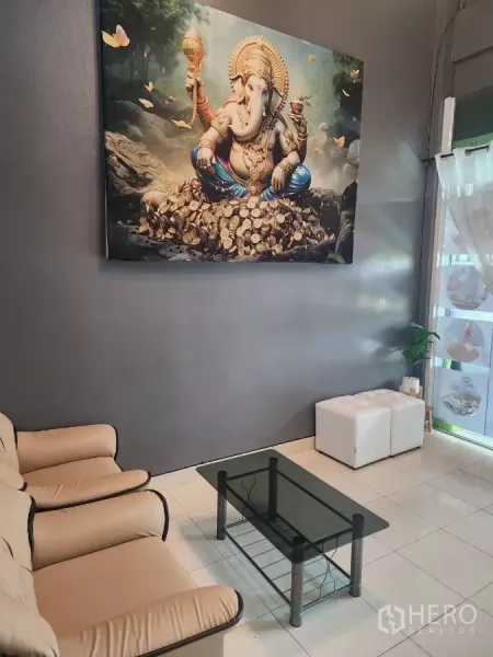 อาคารพาณิชย์ ให้เช่าในKhlong Toei, Bangkok - มุมนั่งรอพร้อมโซฟาสีเบจ โต๊ะกระจก และภาพตกแต่งผนัง