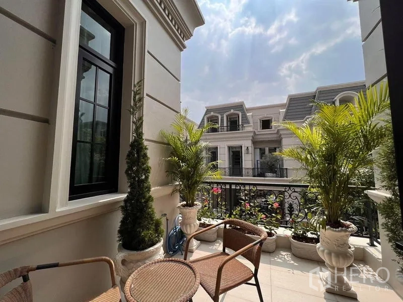 บ้าน ขายในYan Nawa, Bangkok - ระเบียงรับลมพร้อมกระถางต้นไม้ ชุดที่นั่ง และวิวบ้านสไตล์ยุโรปใกล้เคียง