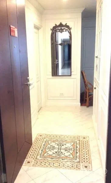 คอนโด ให้เช่าในPathum Wan, Bangkok - โถงทางเข้าพร้อมลายกระเบื้องโมเสกกลางพื้นและกระจกเงาโบราณบนผนัง