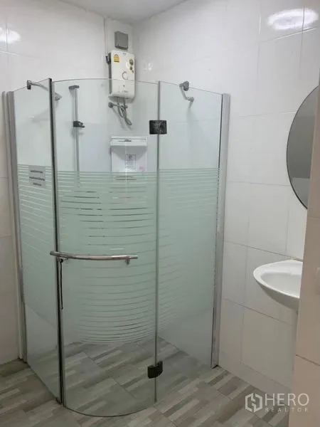 สำนักงานที่บ้าน ให้เช่าในPhra Pradaeng, Samut Prakan - ตู้ฝักบัวกระจกโค้งในห้องน้ำปูกระเบื้อง สะอาด พร้อมเครื่องทำน้ำอุ่นและกระจกวงกลม