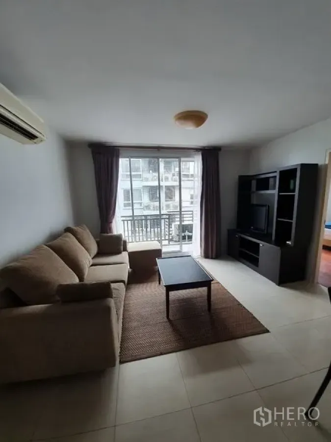 公寓 出租在Yan Nawa, Bangkok - 明亮客厅配沙发、茶几与电视柜，通向阳台的落地窗