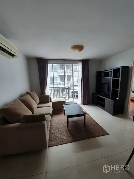 公寓 出租在Yan Nawa, Bangkok - 明亮客厅配沙发、茶几与电视柜，通向阳台的落地窗