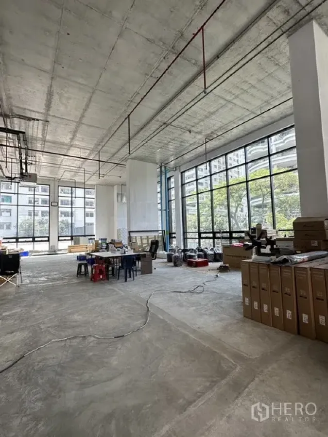 Retail Space for rent in Khlong Toei, Bangkok - Open-plan retail floor with floor-to-ceiling corner glazing and concrete flooring, ready for custom fit-out.