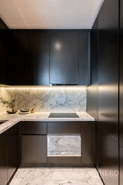 คอนโด ให้เช่าในWatthana, Bangkok - ครัวรูปตัว U ตู้สีเข้ม เคาน์เตอร์หินอ่อน