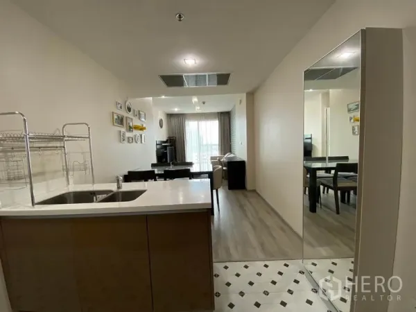 คอนโด ให้เช่าหรือขายในKhlong Toei, Bangkok - โซนทานอาหารเชื่อมครัวไอแลนด์พร้อมอ่างล้างจาน มองสู่พื้นที่นั่งเล่น