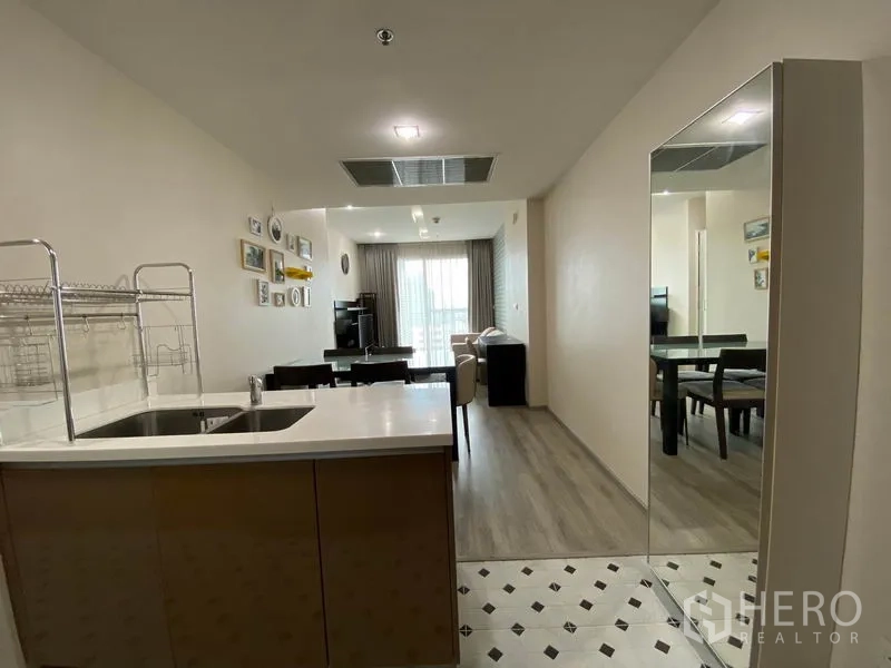 คอนโด ให้เช่าหรือขายในKhlong Toei, Bangkok - โซนทานอาหารเชื่อมครัวไอแลนด์พร้อมอ่างล้างจาน มองสู่พื้นที่นั่งเล่น