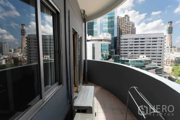 Condominium for rent in Ratchathewi, Bangkok - Curved balcony overlooking Bangkok skyline and modern high-rises.
