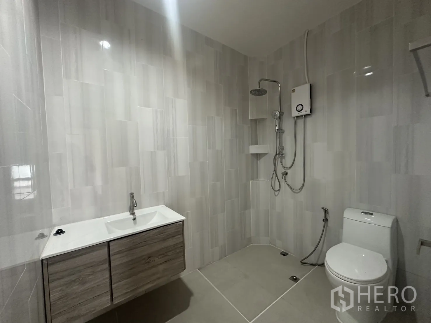 สำนักงานที่บ้าน ให้เช่าในKhlong Toei, Bangkok - ห้องน้ำกรุกระเบื้องสีเทา พร้อมเรนชาวเวอร์และเคาน์เตอร์ลอย