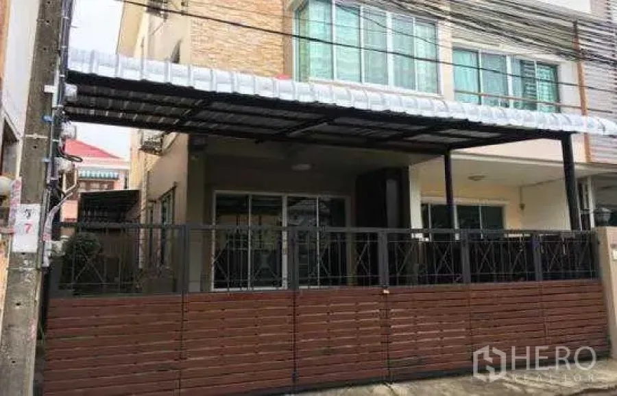 สำนักงานที่บ้าน ให้เช่าในLat Phrao, Bangkok - ด้านหน้าทาวน์โฮม โรงจอดรถมีหลังคา ประตูรั้วเหล็กบานเลื่อน