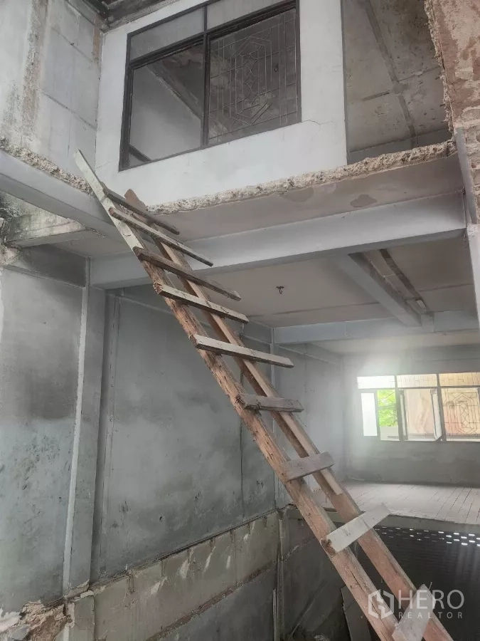 店屋 出租在Watthana, Bangkok - 临时木梯通往夹层，房间仍在施工中