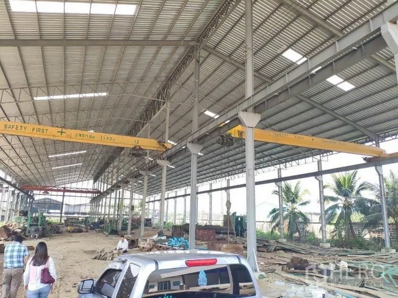 工厂 出租在Samut Sakhon - 高挑厂房内部，开敞侧墙与桥式起重机，Bang Krachao