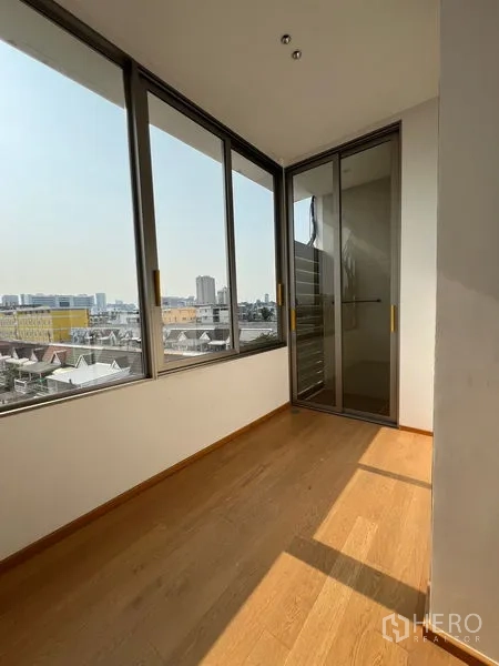 สำนักงานที่บ้าน ให้เช่าหรือขายในChatuchak, Bangkok - มุมห้องรับแสงธรรมชาติด้วยหน้าต่างพาโนรามาและประตูสู่ชานเล็ก