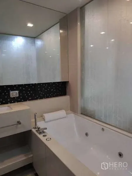 公寓 出租在Bang Rak, Bangkok - 现代浴室，带大浴缸与整面镜子