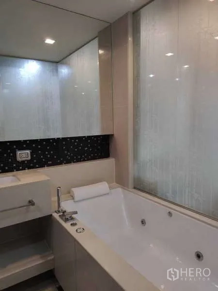 公寓 出租在Bang Rak, Bangkok - 现代浴室，带大浴缸与整面镜子