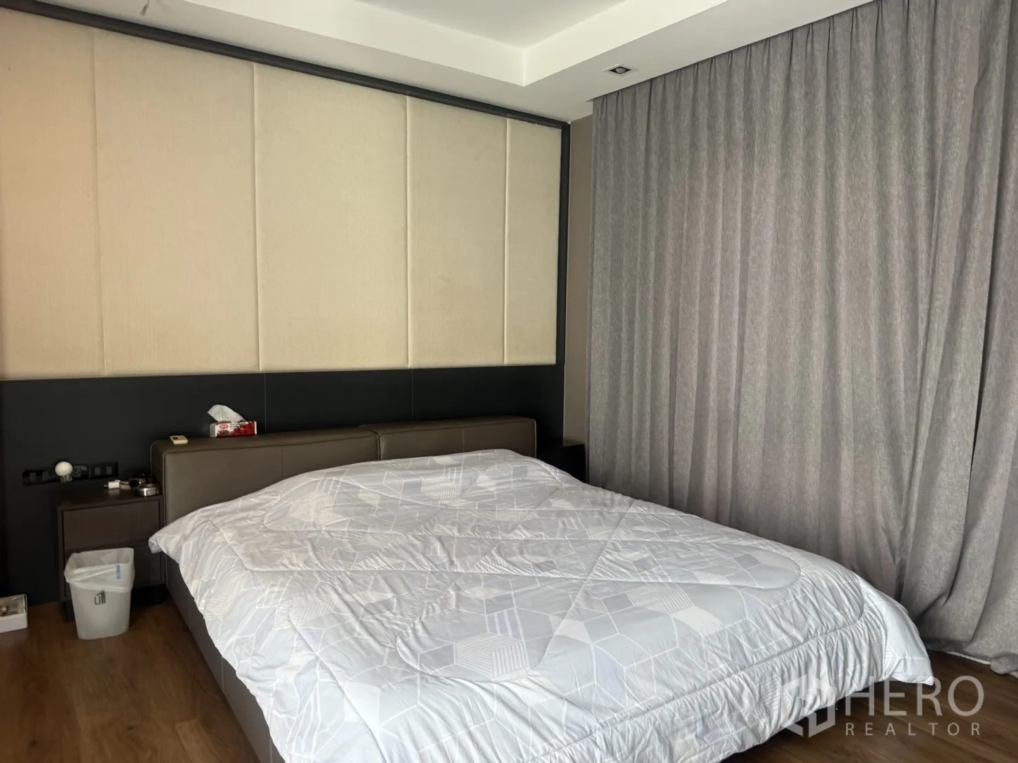 บ้านเดี่ยว for rent in Bang Kapi, Bangkok - ห้องนอนหลัก ผนังหัวเตียงบุผ้า ม่านทึบ และเตียงคิงไซซ์