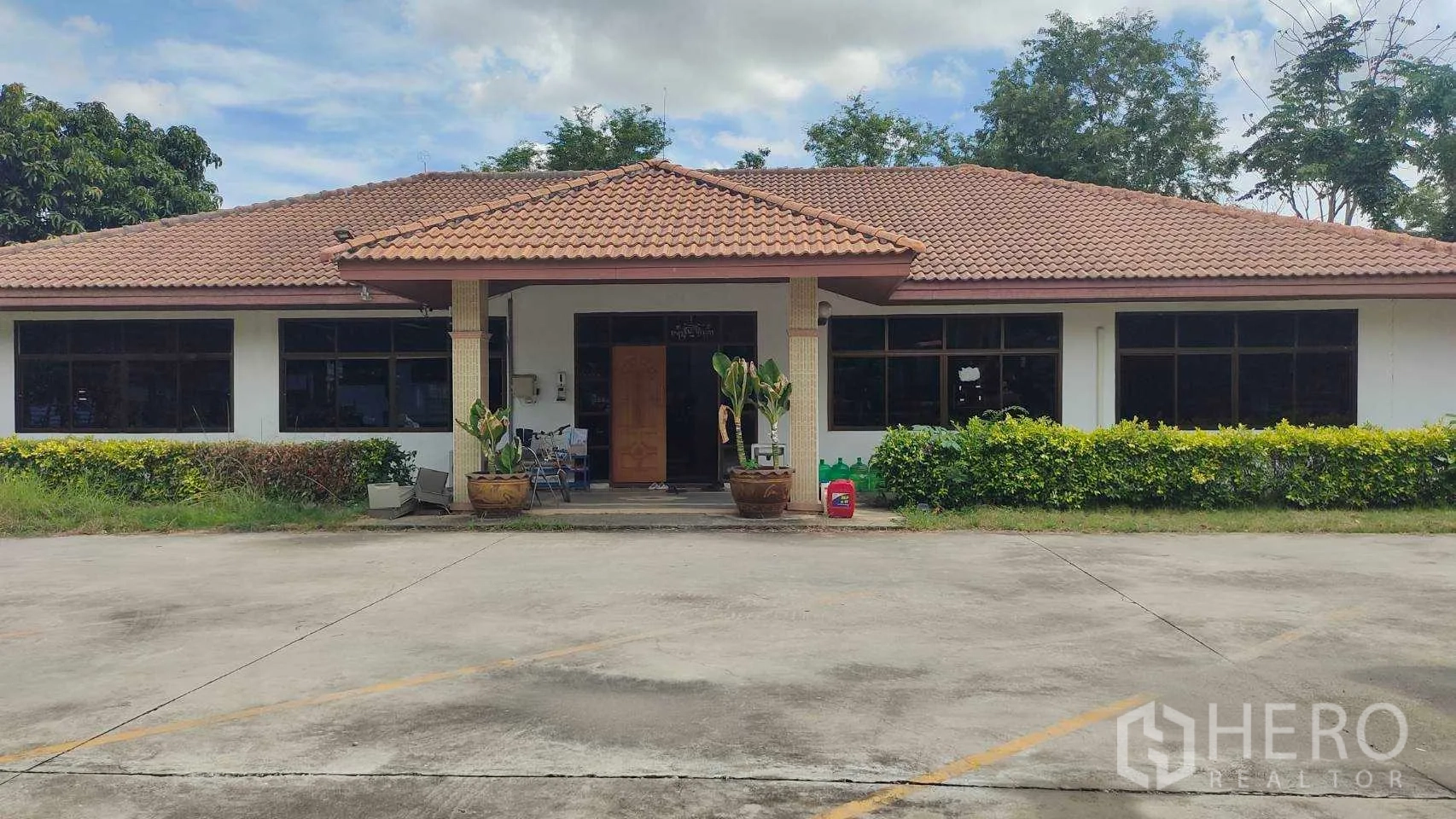 工厂 出售在Nikhom Phatthana, Rayong - 单层办公楼，瓦屋顶，前廊与绿化带。