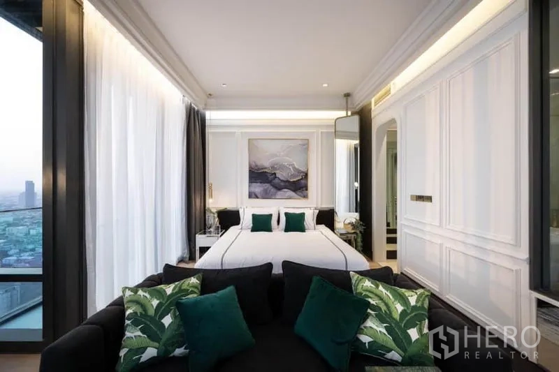 Condominium for rent in Bang Rak, Bangkok - Bright bedroom zone with a king bed, wall paneling and corner windows offering skyline outlooks.