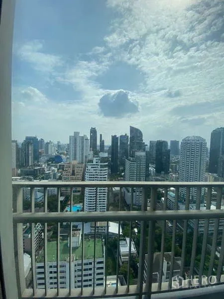 公寓 出售在Watthana, Bangkok - 阳台俯瞰素坤逸天际线，白天视野开阔。