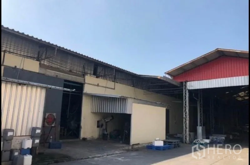Factory for rent in Bang Khla, Chachoengsao - Exterior of connected workshops with corrugated roofs and open bays.