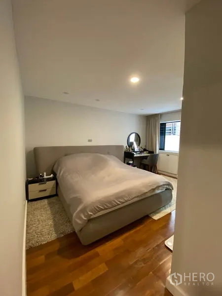 คอนโด ให้เช่าหรือขายในWatthana, Bangkok - ห้องนอนใหญ่ เตียงคิง โต๊ะเครื่องแป้ง หน้าต่าง และพื้นไม้