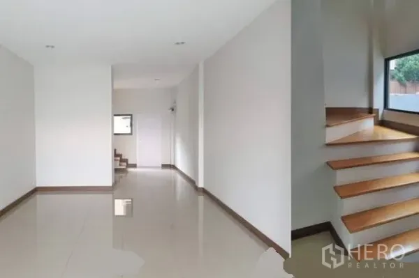 สำนักงานที่บ้าน ให้เช่าในPrawet, Bangkok - พื้นที่ชั้นล่างโปร่งโล่ง ปูแกรนิตโต้ เงางาม พร้อมบันไดไม้ลอย