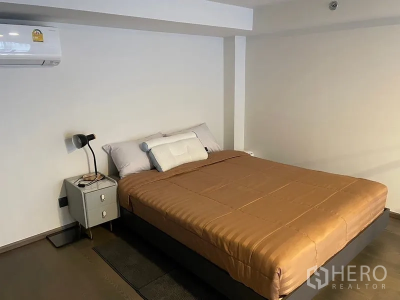 公寓 出租在Bang Rak, Bangkok - 夹层卧室配双人床、床头柜与壁挂空调。