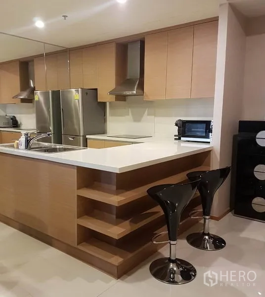 คอนโด ให้เช่าหรือขายในKhlong Toei, Bangkok - ครัวบิวท์อินพร้อมเคาน์เตอร์ไอแลนด์ เก้าอี้บาร์ และตู้เก็บของ