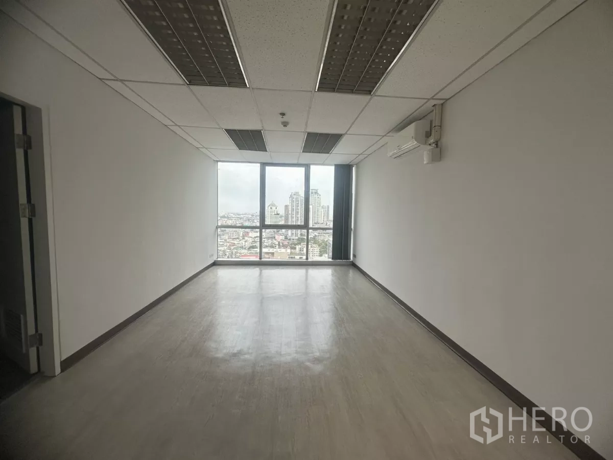 办公空间 出租在Khlong Toei, Bangkok - 狭长型办公室，尽端大窗俯瞰都市景观