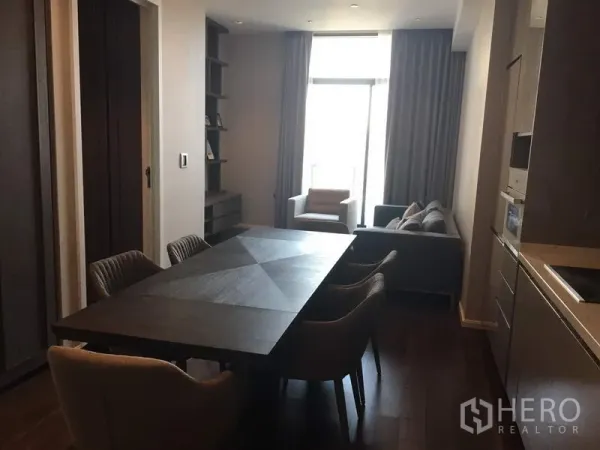 คอนโด ให้เช่าในWatthana, Bangkok - พื้นที่นั่งเล่นและทานอาหารแบบเปิดโล่ง มีโต๊ะยาว โซฟา และประตูกระจกออกสู่ระเบียง