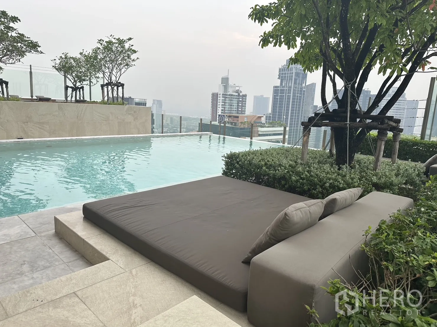 คอนโด ให้เช่าในWatthana, Bangkok - สระว่ายน้ำอินฟินิตี้บนดาดฟ้า พร้อมเตียงนอนเล่นและวิวกรุงเทพฯ