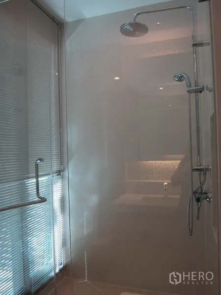 คอนโด ให้เช่าในKhlong Toei, Bangkok - ตู้ฝักบัวกระจกพร้อมเรนชาวเวอร์และฝักบัวมือถือ
