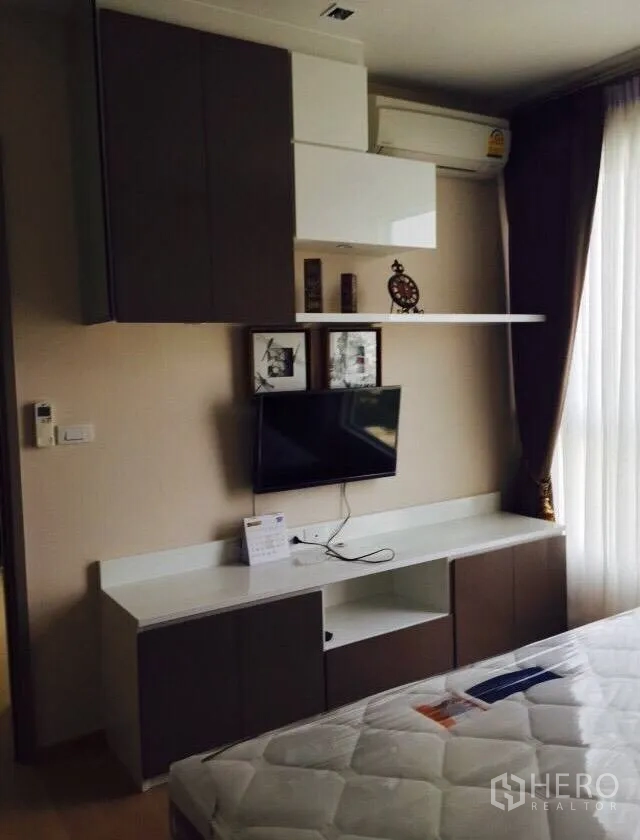 คอนโด ให้เช่าในWatthana, Bangkok - ตู้บิลท์อินพร้อมทีวีกำแพงในห้องนอน หน้าต่างบานใหญ่และผ้าม่านทึบ