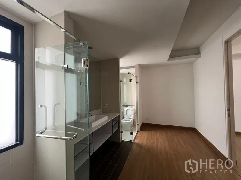 ทาวน์เฮาส์ ให้เช่าหรือขายในKhlong Toei, Bangkok - โถงมาสเตอร์พร้อมอ่างล้างหน้าแบบคู่ แยกห้องอาบน้ำและห้องสุขา