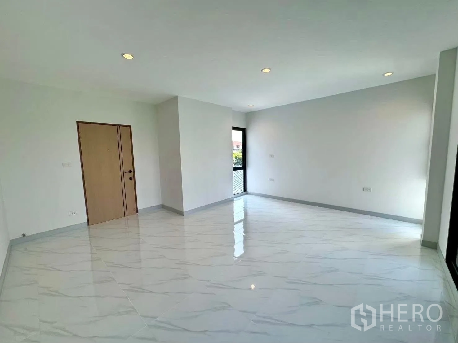 Home Office for rent in Wang Thonglang, Bangkok - Another spacious room with glossy tiled floor, windows, and wooden door.