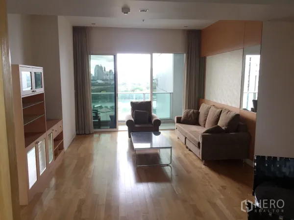 คอนโด ให้เช่าในKhlong Toei, Bangkok - ห้องนั่งเล่นพื้นไม้กว้าง โซฟา ตู้บิลท์อิน พร้อมระเบียงชมวิวสกายไลน์