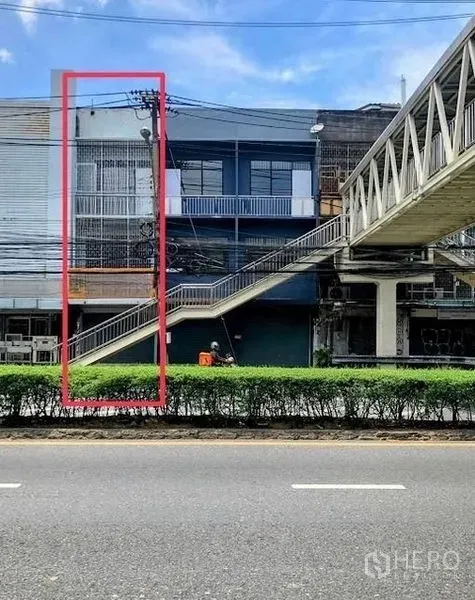 อาคารพาณิชย์ ให้เช่าในKhlong Toei, Bangkok - ด้านหน้าตึกแถวหลายชั้นติดสะพานลอยคนข้ามริมถนนใหญ่