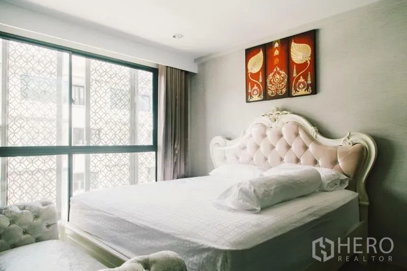 ทาวน์เฮาส์ ให้เช่าในYan Nawa, Bangkok - ห้องนอนสว่าง เตียงหัวบุหุ้มเบาะ หน้าต่างบานใหญ่ลายฉลุ และงานศิลป์ไทย