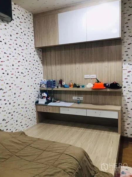 独立式住宅 出租在Chom Thong, Bangkok - 卧室学习区，内置书桌与搁架，墙纸风格统一。