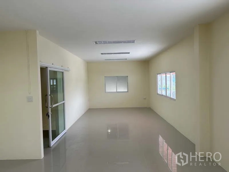 โรงงาน ขายในMueang Samut Prakan, Samut Prakan - ออฟฟิศชั้นบนพร้อมหน้าต่างและประตูกระจกบานเลื่อน