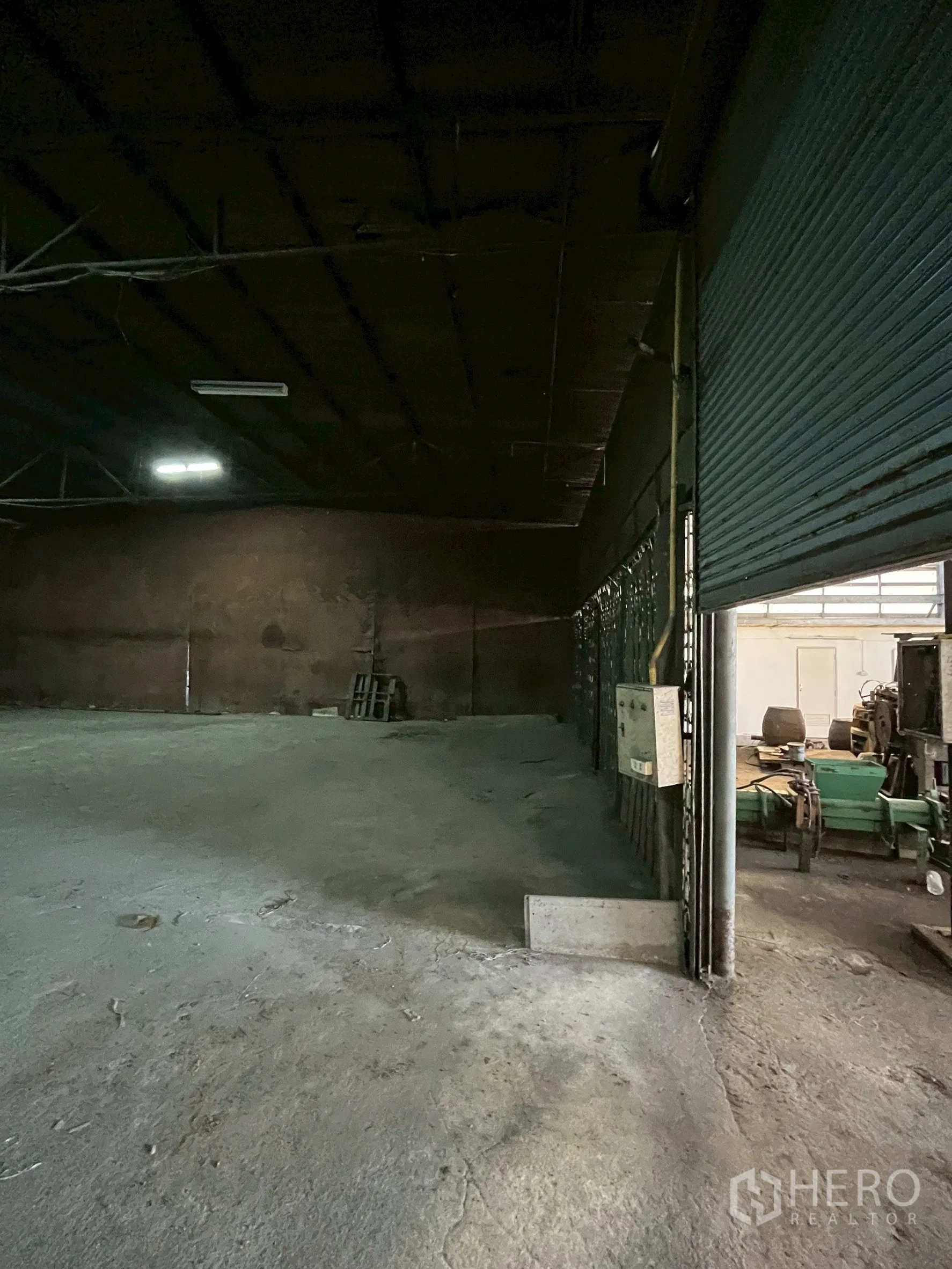 工厂 for rent in Phra Pradaeng, Samut Prakan - 深进式储存空间，钢梁结构与顶灯照明。