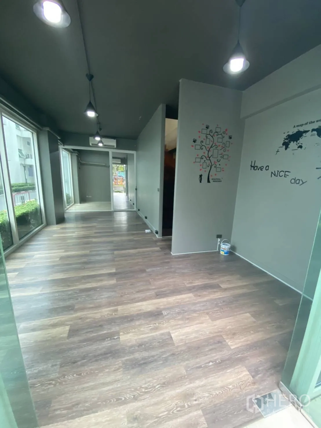 零售空间 出租在Huai Khwang, Bangkok - 底层画廊式空间，吊灯与整面窗墙。