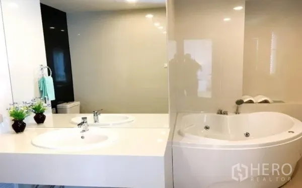 อพาร์ทเมนท์ ให้เช่าในKhlong Toei, Bangkok - ห้องน้ำสมัยใหม่ อ่างล้างหน้าแบบคู่ กระจกบานใหญ่ และอ่างอาบน้ำมุม